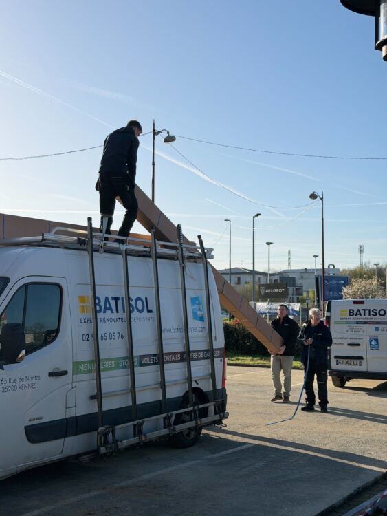 Entreprise adhérente du collectif 4TRO BATISOL en préparation de pose de pergola sur chantier