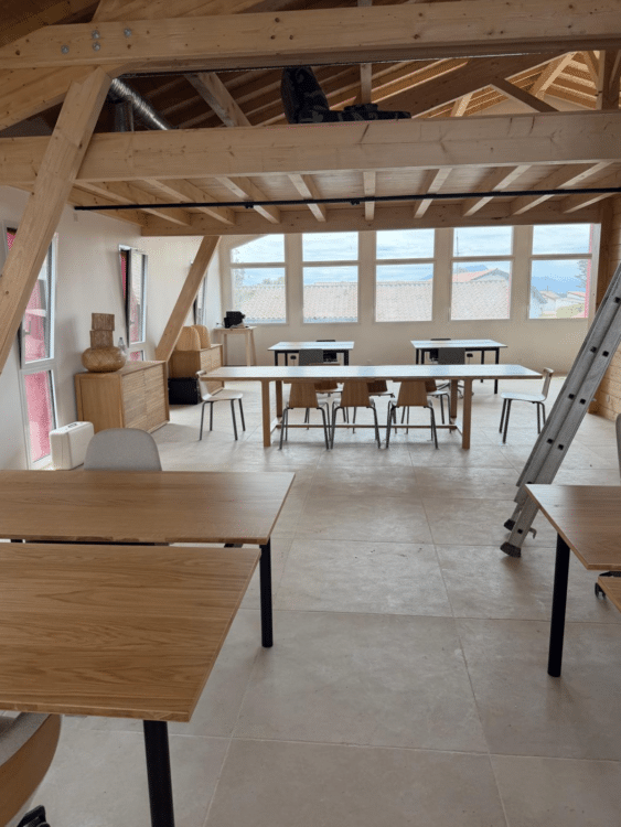 Aménagement des bureaux 4TRO conçus pour la formation et les échanges entre professionnels de la menuiserie