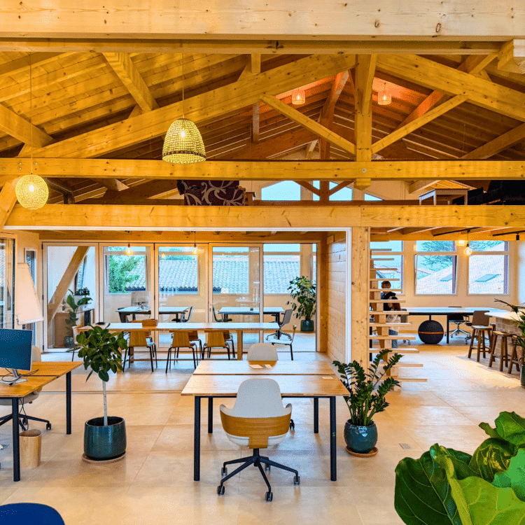 Vue intérieure des nouveaux bureaux 4TRO à Bidart, espace collaboratif dédié à l’accompagnement des entreprises de menuiserie et de fermeture.
