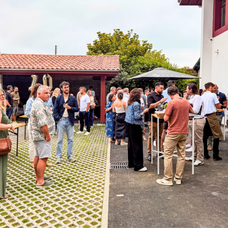 Moment de convivialité entre adhérents, partenaires et invités lors de l’inauguration des nouveaux locaux du collectif 4TRO à Bidart.