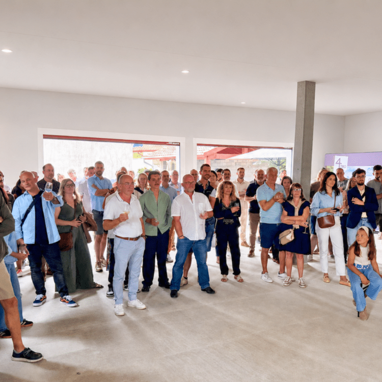 Moment de convivialité entre adhérents, partenaires et invités lors de l’inauguration des nouveaux locaux du collectif 4TRO à Bidart.