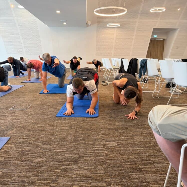 Atelier de mobilité et de prévention des douleurs pour les poseurs en menuiserie lors du Séminaire 4TRO