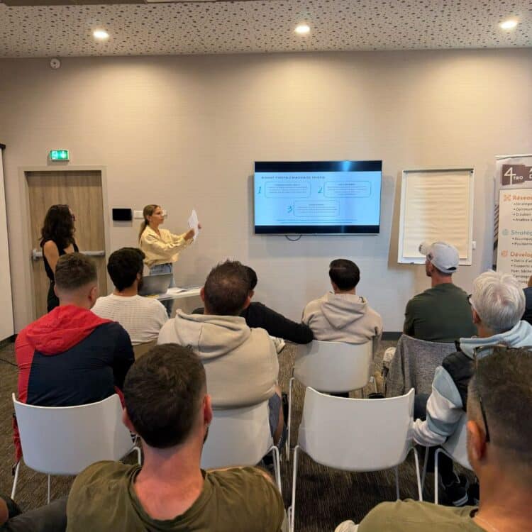 Poseurs participant à un atelier sur les réseaux sociaux et les avis clients organisé par 4TRO